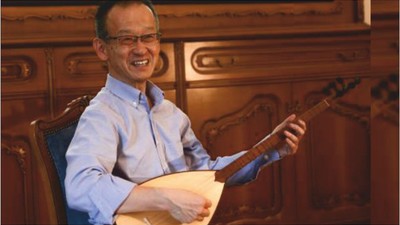 Japon diplomat Aşık Veysel'in türkülerini söylüyor