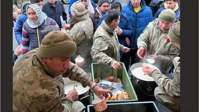 Mehmetçik'ten depremzedelere sıcak yemek desteği