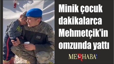 Minik çocuk dakikalarca Mehmetçik'in omzunda yattı