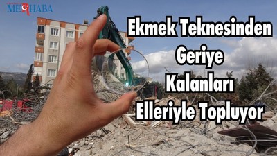 Ekmek Teknesinden Geriye Kalanları Elleriyle Topluyor