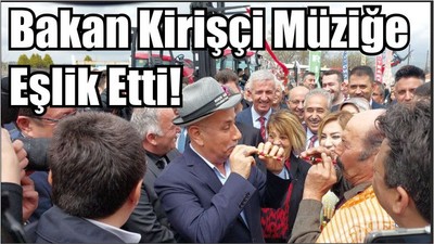 Bakan Kirişçi Müzik Aleti Çaldı!