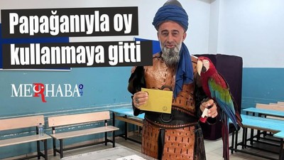 Papağanıyla oy kullanmaya gitti