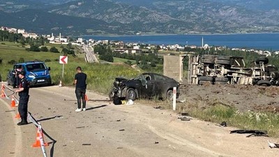 Otomobil ile kamyon çarpıştı, ölü ve yaralılar var