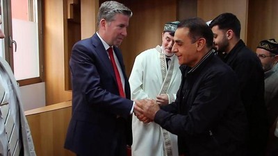 Paris'te Kurban Bayramı namazında camiler doldu taştı