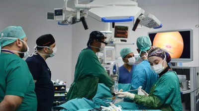 BAÜN'de Akıllı Gözlük Sistemiyle Ameliyat