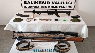 Balıkesir Jandarma Ekipleri Aranan İki Şahsa Operasyon Gerçekleştirdi