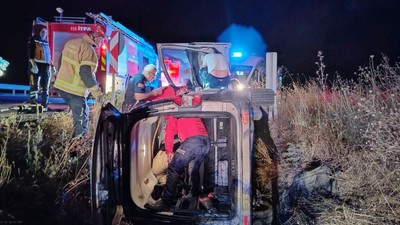 Balıkesir'de Kaza Aracın İçinde Sıkıştılar