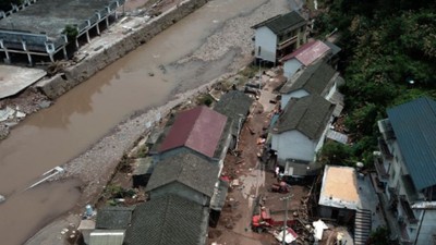 Çin'de Şiddetli Sel: Araçlar Sele Teslim oldu