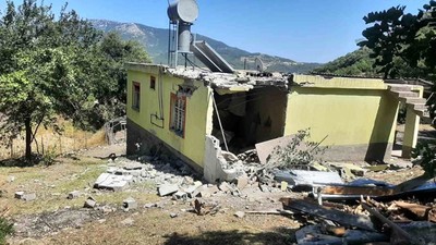 Devasa Kaya Parçası Evin İçine Girdi