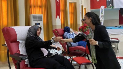 Dursunbeyli Kadınlar Kızılay'a Destek Verdi