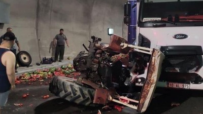 Edremit'te Kamyon Karpuz Yüklü Traktöre Arkadan Çarptı