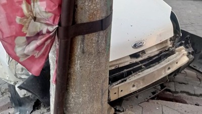 Edremit'te Kaza! Son Durağı Elektrik Direği Oldu