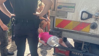 Erdek'te Toptancı Aracı Yayalara Çarptı