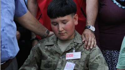 Kardeşi Şehit Ağabeyini Üniformasıyla Uğurladı