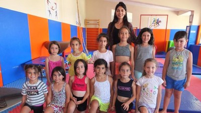 Küçük Jimnastikçiler Gösteri İçin Hazırlanıyor