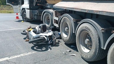 Motosiklet Sürücüsü Kamyonun Altında Kaldı