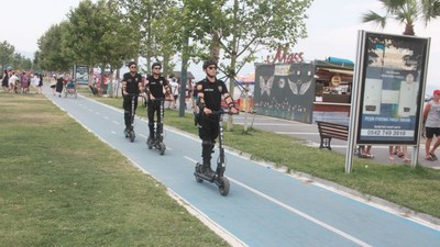 Polisler Sahillerde Scooterla Devriye Geziyor