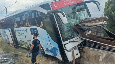 Yolcu Otobüsü Duvara Çarptı