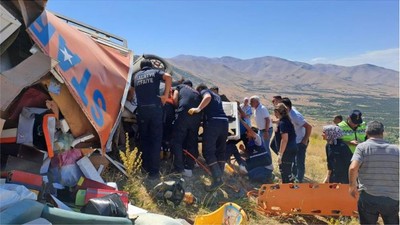 Freni patlayan kamyon yuvarlandı: 2 ölü!
