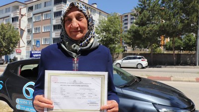 43 Yıllık Eşi İçin 67 Yaşında Ehliyet Sınavına Girdi
