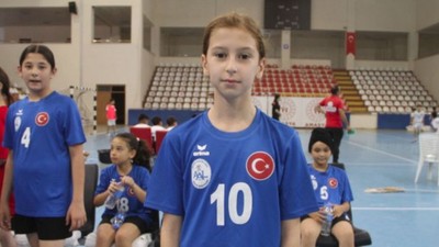 Ablasından Etkilendi Hentbola Başladı