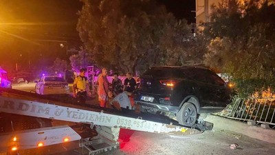 Balıkesir'de Korkunç Kaza ! Araç Sitenin Duvarında Asılı Kaldı