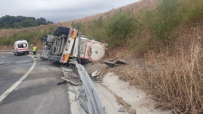 Balıkesir'de Tanker Bariyerlere Çarptı