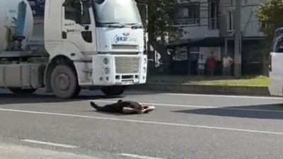 Bir Adam Yüzlerce Aracın Geçtiği Yola Boylu Boyunca Yattı