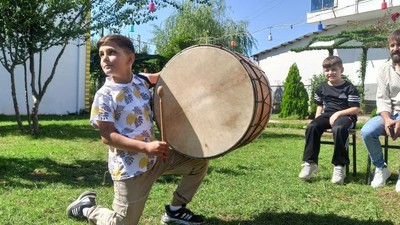 Boyundan Büyük Davul İle Düğünlerin Vazgeçilmezi Oldu