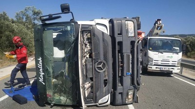 Balıkesir'de Beton Mikseri Devrildi