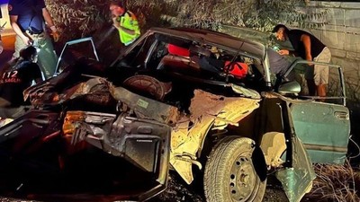 Feci Kaza ! Otomobil Yol Kenarındaki Ağaçlara Çarptı