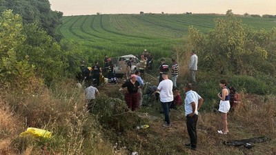 Feci Kaza ! Tarlaya İşçi Götüren Araç Yoldan Çıktı