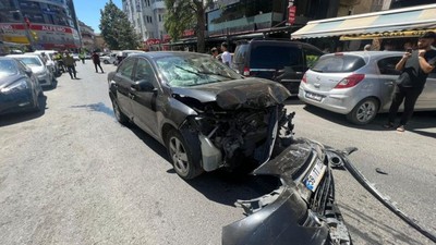 Gaz Pedalı Takılı Kalan Otomobil Dehşet Saçtı