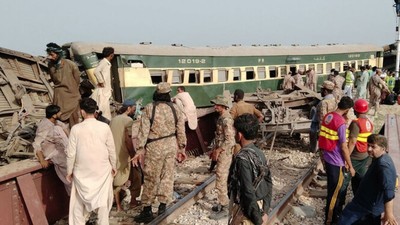 Pakistan'da Tren Raydan Çıktı