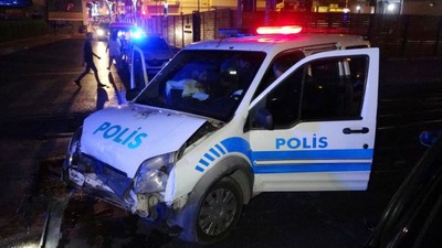 Polis Aracı Otomobille Çarpıştı