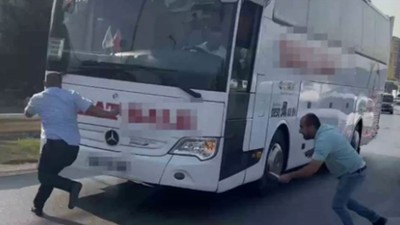 Trafikte Dehşet Anları: Öfkeli Şahıs Muavini Bıçakla Kovaladı