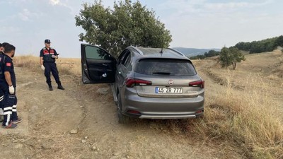 Vatandaşlar Ağaca Çarpan Otomobilde Bilekleri Ve Boynu Kesilen Ceset Buldu