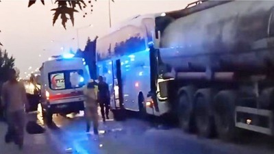 Yolcu Otobüsü Tankere Çarptı: 21 Kişi Yaralı