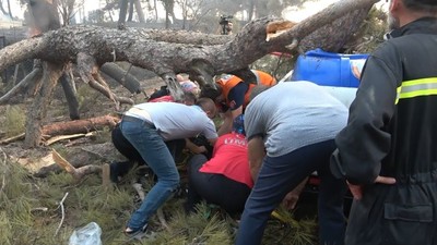 Çanakkale yangınında Kurtarma ekibinin üzerine ağaç düştü