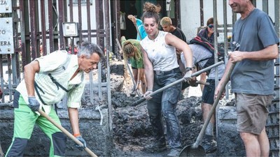 Nehir Taştı Sokaklar Çamurla Kaplandı