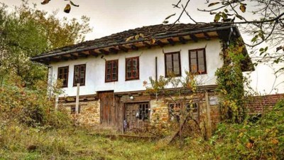 Edremit'te 355 m² alanlı iki katlı kargir evin 1/2 hissesi icradan satılık