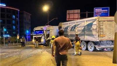 Balıkesir'de 2 Tır Kafa Kafaya Çarpıştı