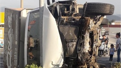 Balıkesir'de Feci Kaza ! Kamyonet Devrildi