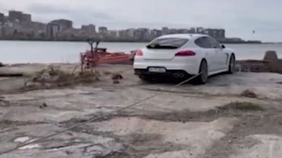 Felaket Sonrası Milyonluk Araçlara İlginç Çözüm !