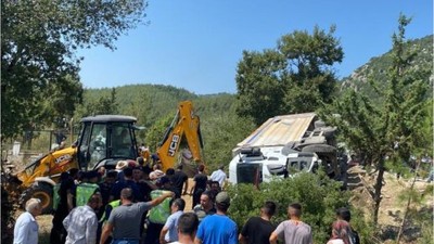 Freni Patlayan Kamyon Kalabalığa Daldı !