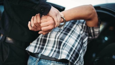 Gasp Etmek İstediği Kişi Polis Çıkınca Baltayı Taşa Vurdu