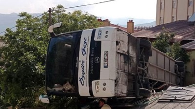 Geri Kayan Tur Otobüsü Evin Bahçesine Yan Yattı