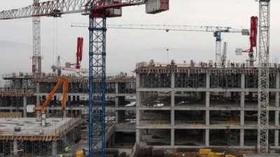 İnşaat İşçisi Sivri Demirlerin Üzerine Düştü