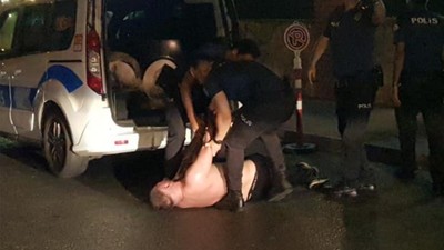 15 Polise Bir Adam Ecel Teri Döktürdü