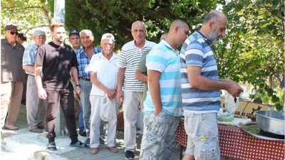 Yüzlerce Kişi Bu Gelenek İçin Sıraya Girdi